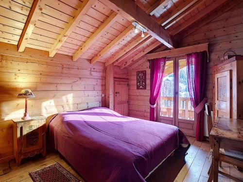 une chambre avec un lit dans une cabane en rondins dans l'établissement Chalet cosy 4 ch ***, 8 pers, cheminée, parking, La Clusaz - FR-1-818-10, à La Clusaz