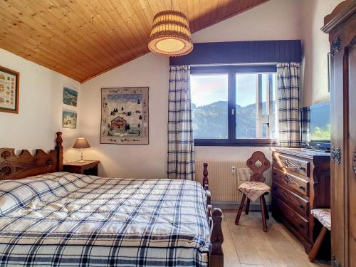 une chambre avec un lit et une fenêtre dans l'établissement La Clusaz: Appart 6 pers, 2 ch, skis, parking - FR-1-818-54, à La Clusaz