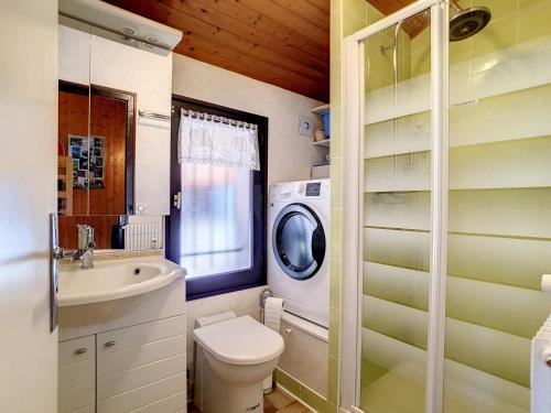 une salle de bain avec un lavabo et une machine à laver dans l'établissement La Clusaz: Appart 6 pers, 2 ch, skis, parking - FR-1-818-54, à La Clusaz