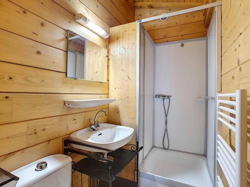 une salle de bain avec un lavabo, des toilettes et une douche dans l'établissement Demi-chalet à La Clusaz, 6 pers, 3 ch, cheminée, parking, animaux ok - FR-1-818-27, à La Clusaz