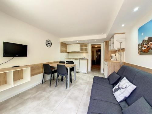 un salon avec un canapé bleu et une table dans l'établissement Studio cosy La Clusaz 4 pers, terrasse, WiFi, garage - FR-1-818-62, à La Clusaz