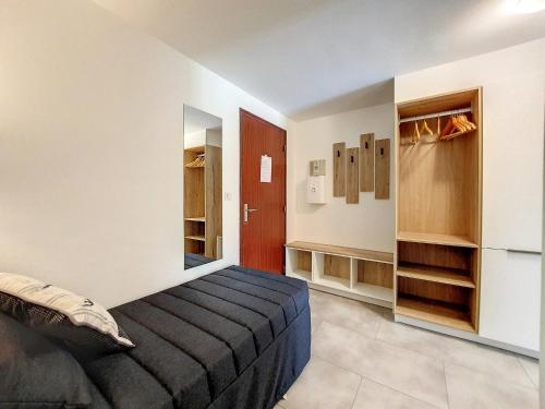 une chambre avec un lit et un dressing dans l'établissement Studio cosy La Clusaz 4 pers, terrasse, WiFi, garage - FR-1-818-62, à La Clusaz