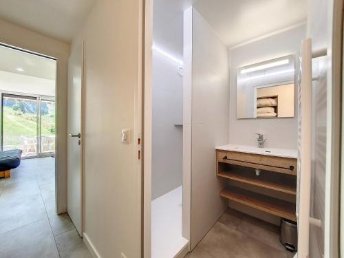 une salle de bain avec un lavabo et un miroir dans l'établissement Studio cosy La Clusaz 4 pers, terrasse, WiFi, garage - FR-1-818-62, à La Clusaz