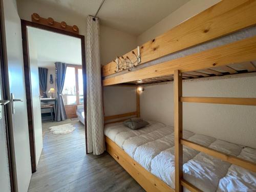 - une chambre avec 2 lits superposés et un miroir dans l'établissement Studio moderne proche commodités avec parking privatif - FR-1-505-222, à Notre-Dame-de-Bellecombe