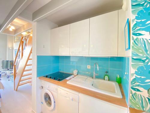 une cuisine avec un évier et une machine à laver dans l'établissement Appartement 4/5 pers, piscine, face mer, Fouras - FR-1-709-82, à Fouras