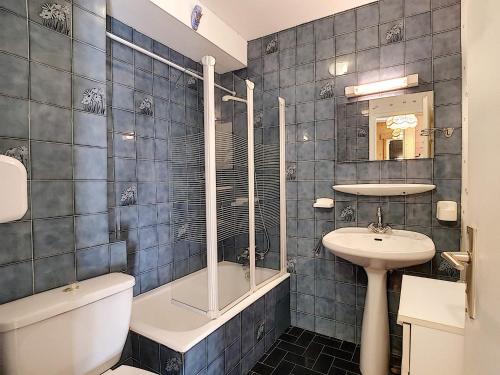 une salle de bain avec un lavabo, des toilettes et une baignoire dans l'établissement Studio confortable pour 4 pers à La Clusaz, parking, classement ** - FR-1-818-65, à La Clusaz