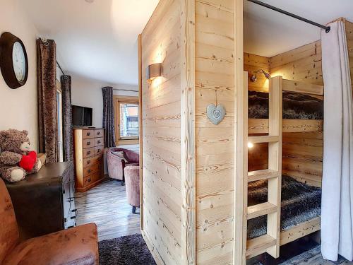 1 dormitorio con litera y 1 dormitorio con osito de peluche en Studio 4 pers à La Clusaz avec Wifi et animaux acceptés - FR-1-818-83, en La Clusaz