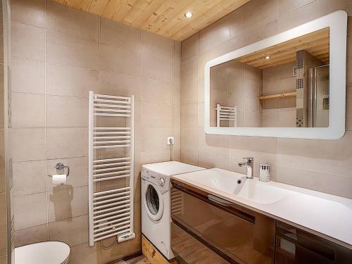 Un baño con lavabo y lavadora. en Studio 4 pers à La Clusaz avec Wifi et animaux acceptés - FR-1-818-83, en La Clusaz