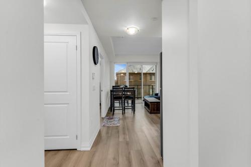 Gambar di galeri bagi Luxury Spacious Apartment 10 min to Airport Wifi di Brampton