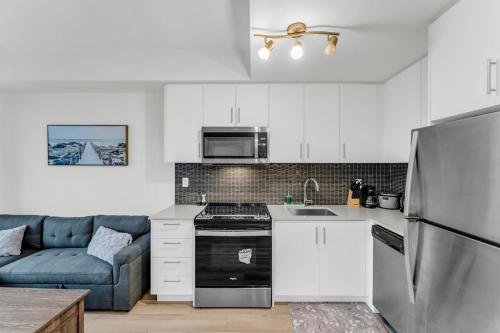 Dapur atau dapur kecil di Luxury Spacious Apartment 10 min to Airport Wifi