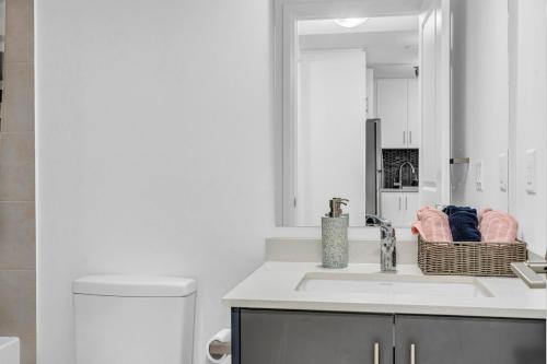 Gambar di galeri bagi Luxury Spacious Apartment 10 min to Airport Wifi di Brampton