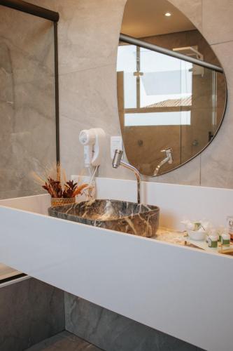 a bathroom with a sink and a mirror at ALDRAVA POUSADA BOUTIQUE in Tiradentes