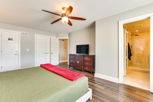 Bike and Kayak Lakefront Prospect Heights Homeにあるテレビまたはエンターテインメントセンター