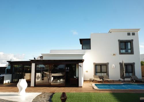 Traumvilla mit Pool & Meerblick