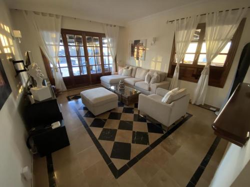 Traumvilla mit Pool & Meerblick