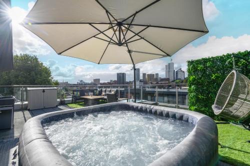 Foto Luxury Penthouse with Private Hot Tub Overlooking Leeds City Centre 1