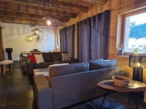 Photo de la galerie de l'établissement Chalet lumineux à Arêches-Beaufort avec terrasse et cuisine équipée - FR-1-342-332, à Beaufort