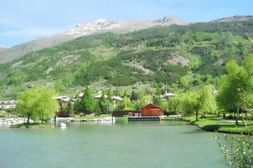 Photo de la galerie de l'établissement Studio chaleureux à La Salle-les-Alpes - Vue montagne 19m², à La Salle Les Alpes