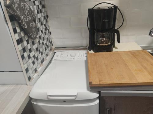 - une cuisine avec un comptoir et une cafetière dans l'établissement Studio Cabine Refait à Neuf - Rive Droite - 4 Pers - Parking Privé - FR-1-796-84, à Gruissan