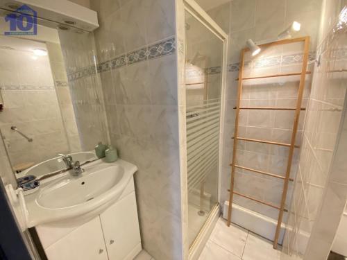 une salle de bain avec un lavabo et une douche dans l'établissement Pavillon 6 pers clim, piscine, parking privé, proche plage - FR-1-781-80, à Vendres
