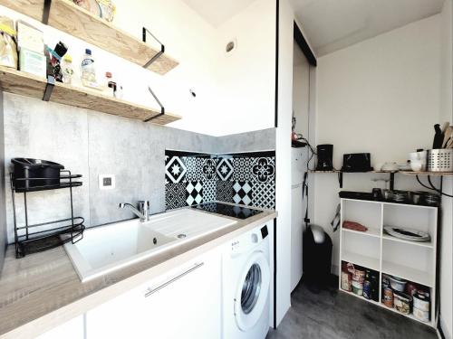 une petite cuisine avec un évier et une machine à laver dans l'établissement Studio rénové en bord de mer à Canet, proche commodités, idéal pour 3 personnes - FR-1-794-158, à Canet