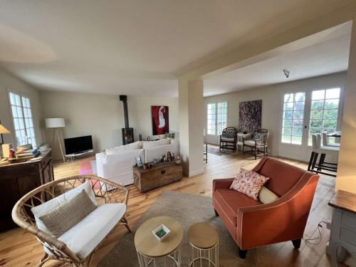 un salon avec un canapé et une table dans l'établissement Maison bretonne rénovée, proche plage avec jardin et parking - FR-1-481-172, à Fouesnant