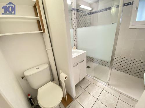 une petite salle de bain avec toilettes et douche dans l'établissement Pavillon climatisé avec piscine, proche plage, 2 chambres - FR-1-781-81, à Valras-Plage
