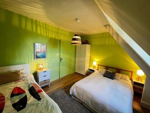 - une chambre avec 2 lits et un grenier dans l'établissement Maison bretonne rénovée, proche plage avec jardin et parking - FR-1-481-172, à Fouesnant