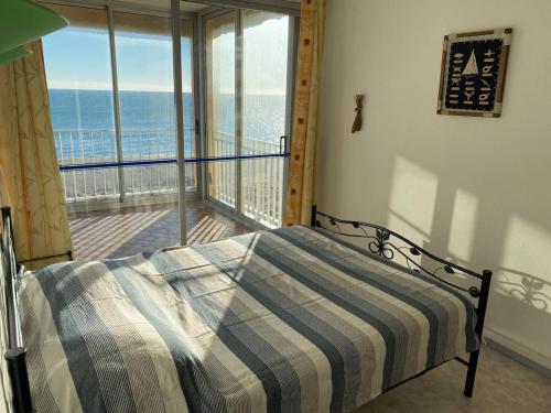 une chambre avec un lit et une vue sur l'océan dans l'établissement Duplex T3 Vue Mer, Torrey 6, Terrasse, Parking, Barcarès - FR-1-81-629, au Barcarès