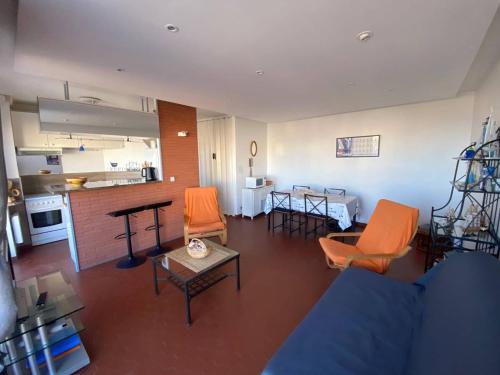 - un salon avec un canapé bleu et des fauteuils orange dans l'établissement Duplex T3 Vue Mer, Torrey 6, Terrasse, Parking, Barcarès - FR-1-81-629, au Barcarès