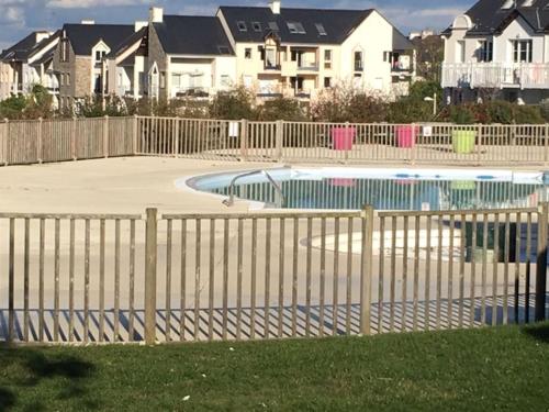 Photo de la galerie de l'établissement Appartement 4 pers. près de la plage avec piscine et parking à Arzon - FR-1-775-12, à Arzon