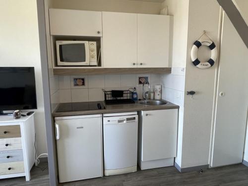 Photo de la galerie de l'établissement Appartement 4 pers. près de la plage avec piscine et parking à Arzon - FR-1-775-12, à Arzon