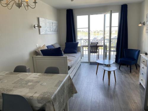 Photo de la galerie de l'établissement Appartement 4 pers. près de la plage avec piscine et parking à Arzon - FR-1-775-12, à Arzon