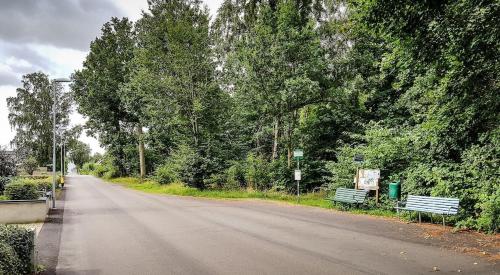 a street with two benches on the side of a road at Casa del Amarel in Vejbystrand