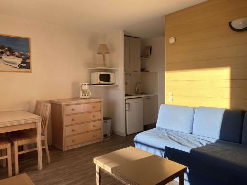 un salon avec un canapé et une cuisine dans l'établissement Appartement 2 pièces avec terrasse et piscine à Balaruc-les-Bains - FR-1-553-286, à Balaruc-les-Bains