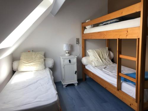 - une chambre avec 2 lits superposés et une table de nuit dans l'établissement Maison 5 pers avec piscine chauffée, près plage Sarzeau - FR-1-775-15, à Sarzeau