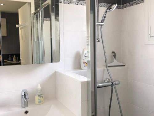 une salle de bain avec douche et lavabo dans l'établissement Maison 5 pers avec piscine chauffée, près plage Sarzeau - FR-1-775-15, à Sarzeau