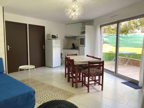 une cuisine et une salle à manger avec une table et des chaises dans l'établissement Spacieux T3 avec terrasse et piscine à Balaruc-les-Bains - FR-1-553-287, à Balaruc-les-Bains