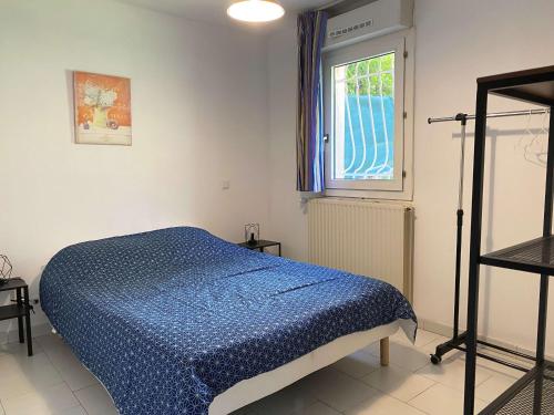 une chambre avec un lit et une fenêtre dans l'établissement Spacieux T3 avec terrasse et piscine à Balaruc-les-Bains - FR-1-553-287, à Balaruc-les-Bains