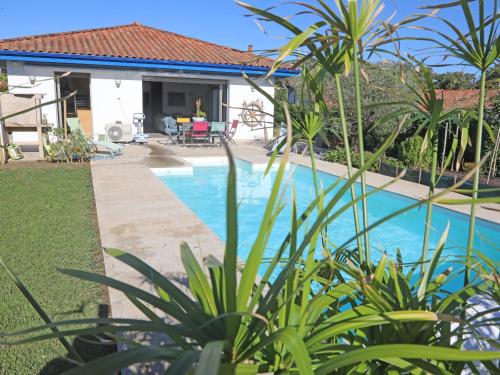 Photo de la galerie de l'établissement Maison en campagne avec piscine privée, climatisation et WiFi à 10 min du centre - FR-1-239-1097, à Urrugne