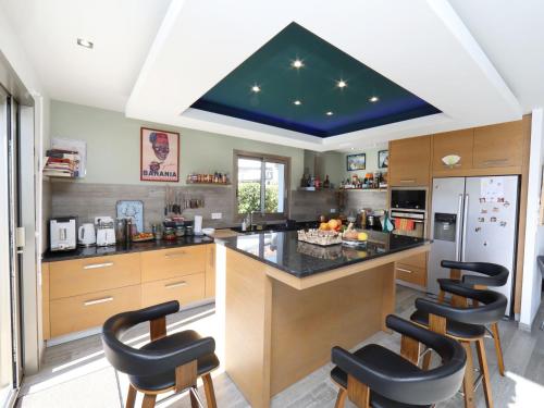 Photo de la galerie de l'établissement Maison en campagne avec piscine privée, climatisation et WiFi à 10 min du centre - FR-1-239-1097, à Urrugne