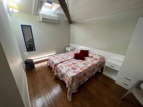 a bedroom with a bed with red pillows on it at Appartamento Luna, Roccella Ionica con vista mare in Roccella Ionica