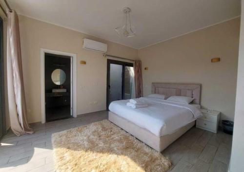 Postel nebo postele na pokoji v ubytování Private 2BR Apartment with Private Heated Pool at Bali D3