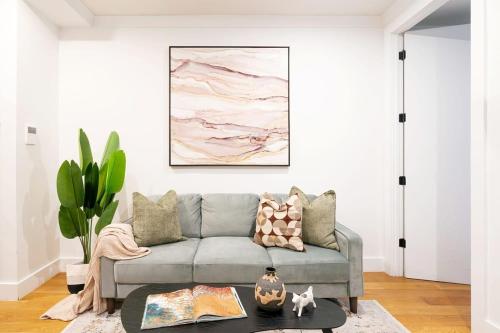 ein Wohnzimmer mit Sofa und Tisch in der Unterkunft 1288-3RS New Renovated 2 Bedrooms in UES in New York