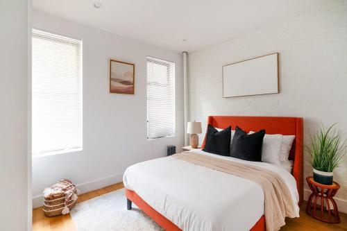 ein Schlafzimmer mit einem großen Bett und zwei Fenstern in der Unterkunft 1288-3RS New Renovated 2 Bedrooms in UES in New York