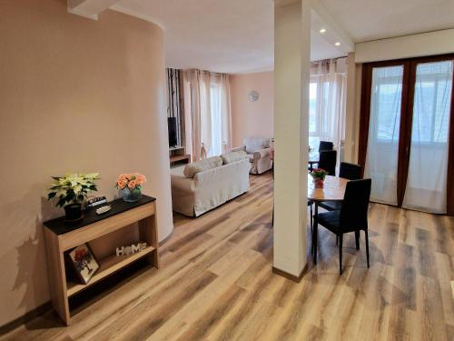 a living room with a table and a couch at Bed & Breakfast L'Incanto in Pisa