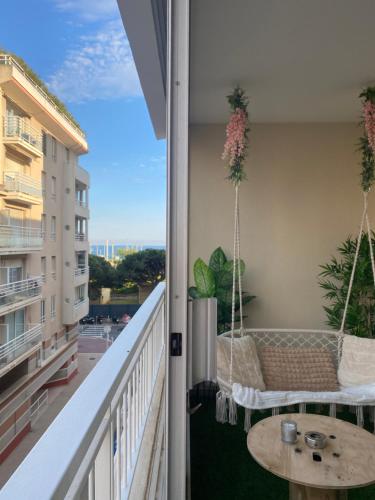 - un balcon avec un hamac et une table dans l'établissement Studio cabine Cannes la Bocca, à Cannes