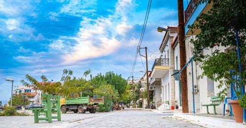 a dump truck driving down a street with buildings at Oleander loft in Ríva