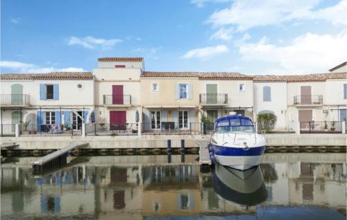 エーグ・モルトにあるBeautiful Home In Aigues-Mortesの建物の前の水に浮かぶボート