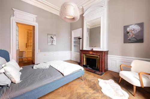 une chambre avec un lit et une cheminée dans l'établissement Le Rhône Haussmannien, Luxueux spacieux et raffiné au cœur de Lyon 6e vue Rhône, à Lyon